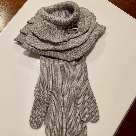 Moschino Knit Gloves with Ruffle Cuffs NWOT - Picture 3 of 10